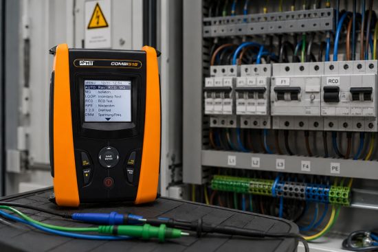 COMBI519 Installationstester bei VDE Prüfung im Schaltschrank