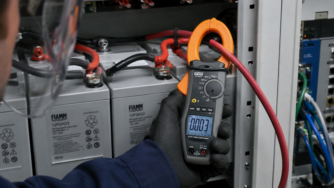 HT9021 ACDC Stromzange bei der Gleichstrommessung an einer industriellen Batterieanlage