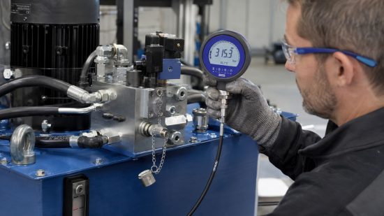 MINIMESS 1620 und Digitalmanometer zur Hydraulikdruckmessung unter laufendem Betrieb