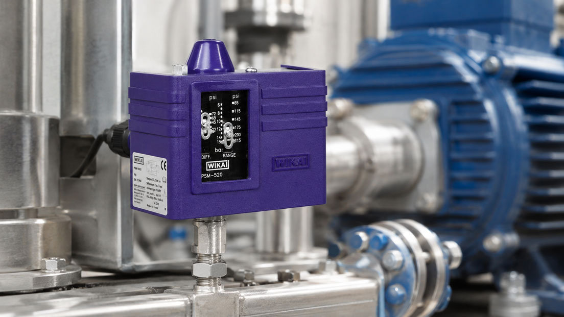Mechanischer WIKA PSM 520 Druckschalter zur Drucküberwachung an einer industriellen Pumpenanlage