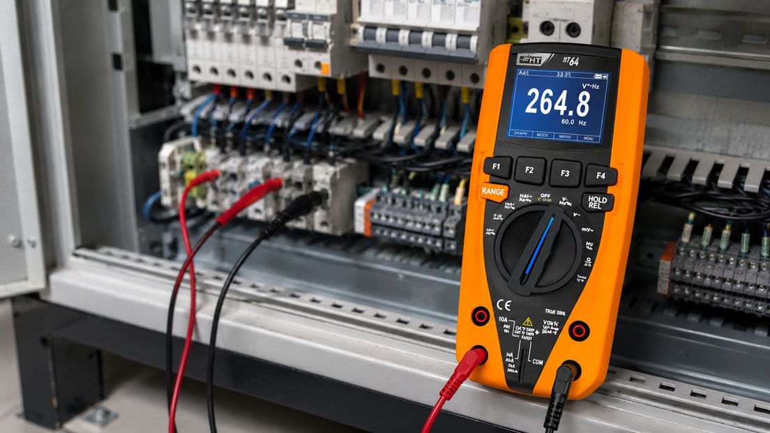Multimeter HT64 im Schaltschrank zur sicheren Spannungsmessung einsetzen