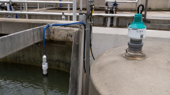 Tauchsonde und Radar Füllstandsensor im direkten Vergleich am Tank