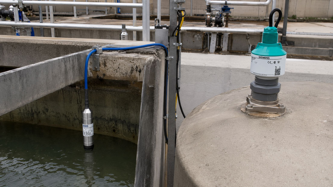 Tauchsonde und Radar Füllstandsensor im direkten Vergleich am Tank