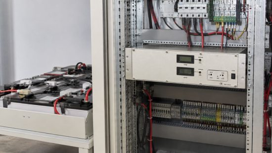 24 V Pufferladegerät mit externer Batterie im industriellen Schaltschrank