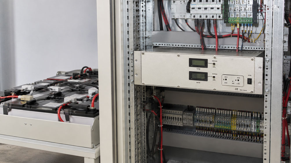 24 V Pufferladegerät mit externer Batterie im industriellen Schaltschrank