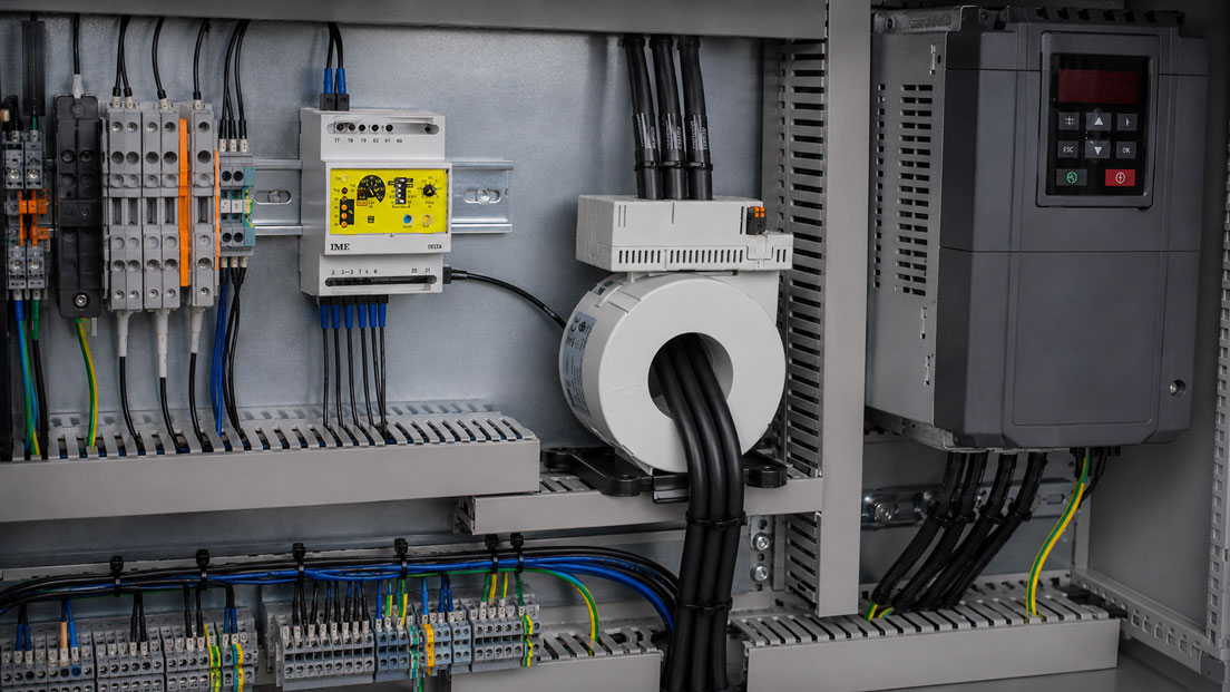 Differenzstromüberwachung bei Frequenzumrichtern mit Ringstromwandler und Differenzstromrelais
