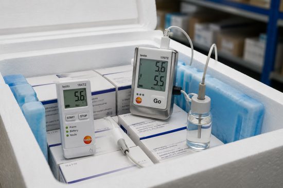 Kühlketten Datenlogger zur Überwachung von Luft und Produkttemperatur in einer Transportbox