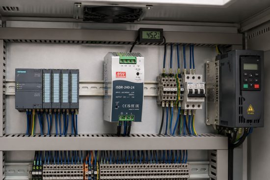 Netzteil Derating im Schaltschrank – Temperatur, Einbaulage und Belüftung richtig berücksichtigen