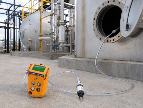Tragbares Mehrgaswarngerät im Pumpenbetrieb zur Fernprobenahme vor dem Betreten eines Behälters.
