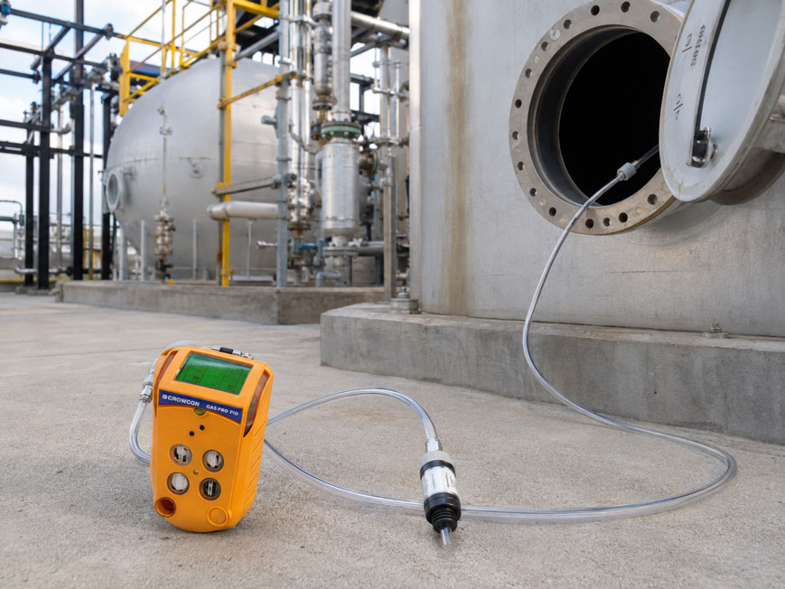 Tragbares Mehrgaswarngerät im Pumpenbetrieb zur Fernprobenahme vor dem Betreten eines Behälters.