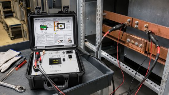 Vierleiter Kelvinmessung an einer Sammelschienenverbindung mit DMO200 Micro Ohmmeter