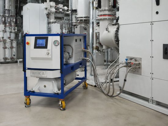 WIKA GDM 100 Gasdichtewächter beim Befüllen einer SF6 Schaltanlage mit temperaturkompensierter Gasdichteüberwachung